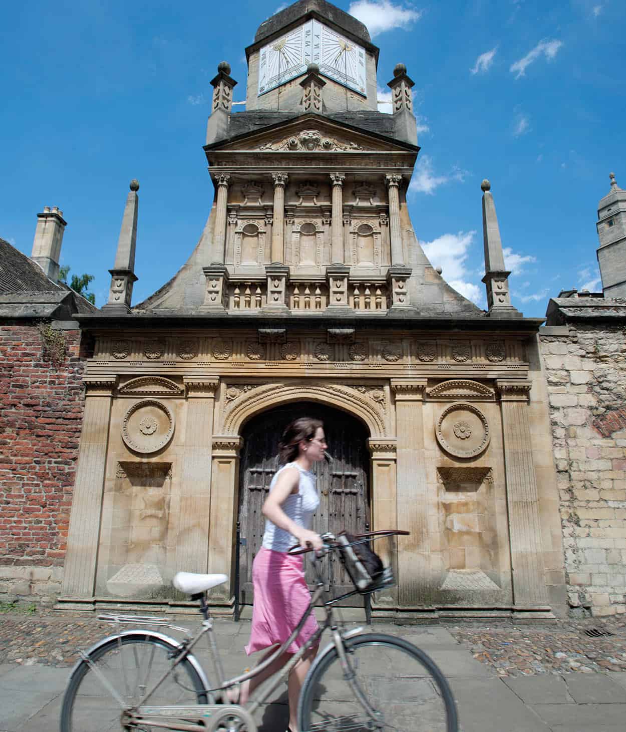 Gonville_and_Caius_College_gate_of_honour-1536_NorfolkandSuffolk_EC.jpg