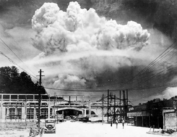 Champignon atomique au-dessus de Nagasaki, le 9 août 1945, au lendemain d’Hiroshima. Les deux bombes atomiques larguées par l’US Air Force ont fait 130 000 morts. Aujourd’hui, les bombes nucléaires de l’arsenal mondial sont 50 fois plus puissantes. (© Hiromichi Matsuda.)