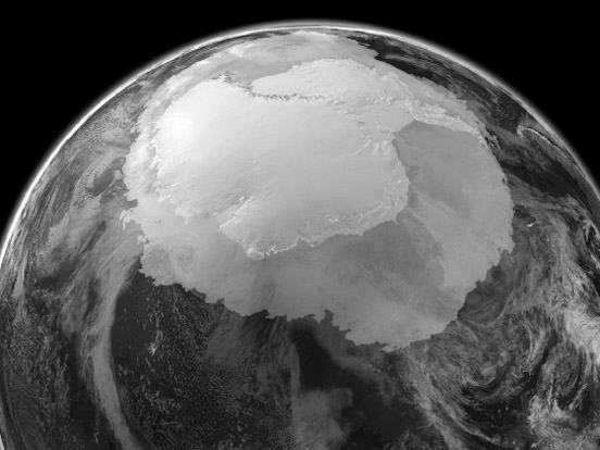 L’Antarctique vu de l’espace : outre l’effet miroir du continent englacé, sa banquise périphérique augmente d’autant son pouvoir réflecteur pour refroidir la planète. (© NASA.)