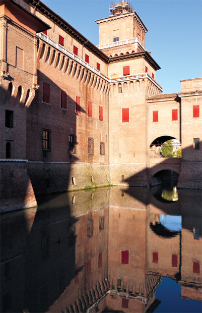 Castello Estense, remodelled by Girolamo da Carpi from 1554.