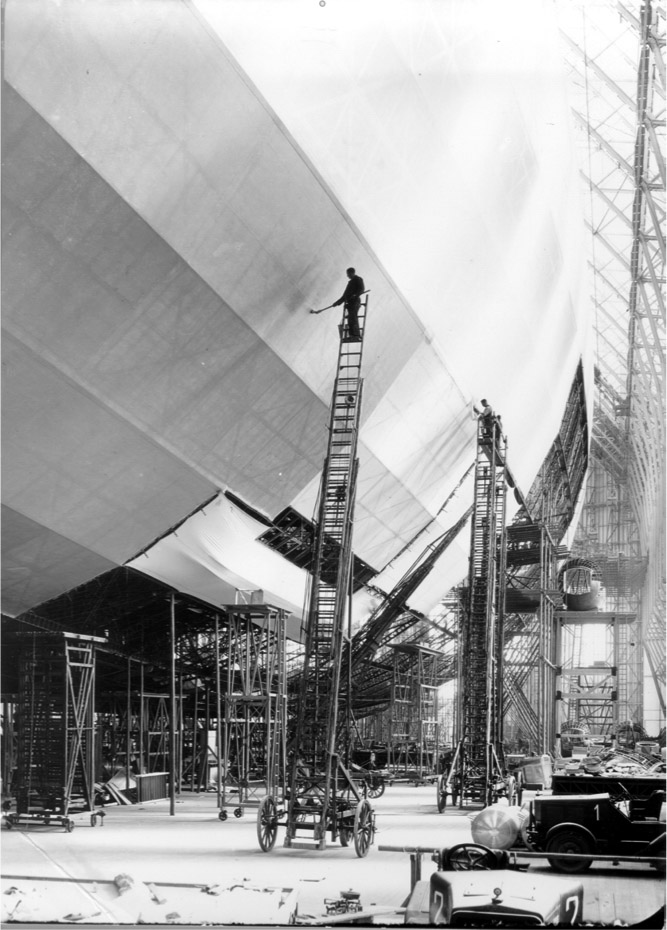  The ship’s outer cover had to be installed, tensioned, and brushed with various coatings by workers on rolling ladders at dizzying heights. © ARCHIV DER LUFTSCHIFFBAU ZEPPELIN GMBH, FRIEDRICHSHAFEN