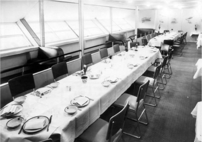  The ship’s elegant dining room featured sumptuous meals. © ARCHIV DER LUFTSCHIFFBAU ZEPPELIN GMBH, FRIEDRICHSHAFEN