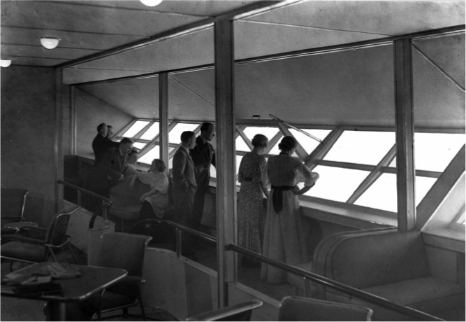  Passengers were fascinated by the aerial views out the angled windows. © ARCHIV DER LUFTSCHIFFBAU ZEPPELIN GMBH, FRIEDRICHSHAFEN