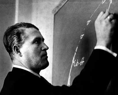 Von Braun in 1959 outlines the trajectory of the proposed suborbital ...