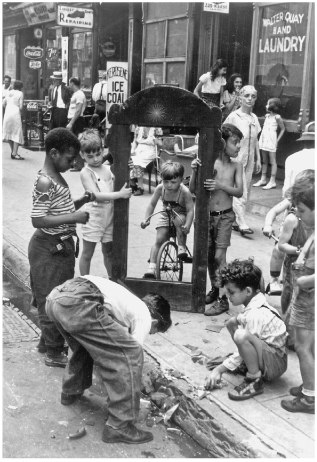 2.14 Helen Levitt, New York (broken mirror), c. 1942