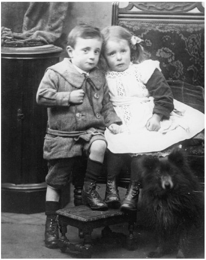 3.11 Studio photograph of Edward and May Bond, c. 1910