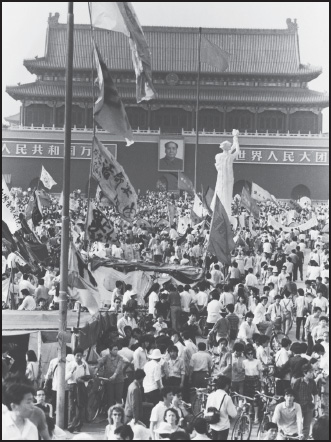 Crowds in Beijing’s Tiananmen Square, June 3, 1989, calling for greater democracy. In the background are the Goddess of Democracy statue, the Gate of Heavenly Peace, and a portrait of Mao. 