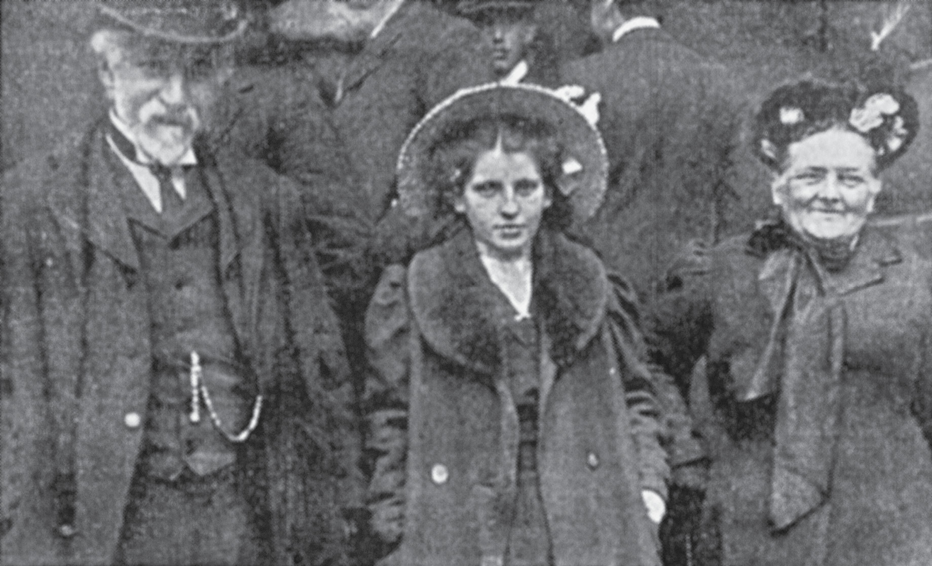 Mary Barrowman, with her parents, arrives to testify at Slater’s trial.