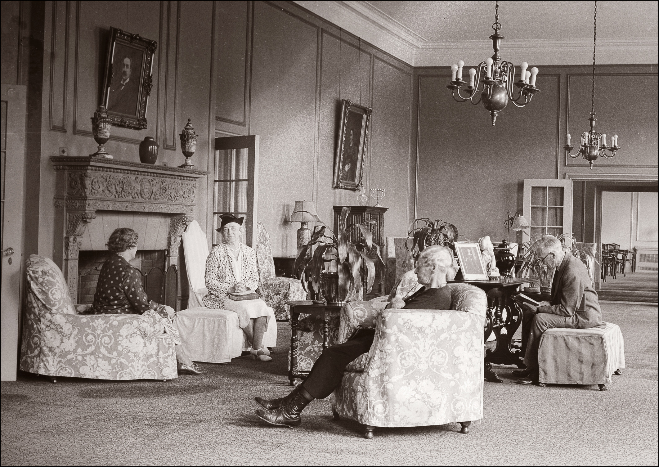 The sitting room of the Andrew Freedman Home, 1938