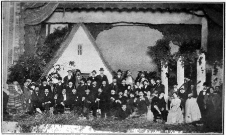FÊTE EN L’HONNEUR DE BLASCO IBÁÑEZ A MADRID Sur la scène figure la typique barraca de la Huerta valencienne. A droite, quelques-unes des danseuses valenciennes qui concoururent à la cérémonie. Au centre Blasco, ayant à sa droite Pérez Galdós. Dans le groupe, le peintre Sorolla, le musicien Chapí, le sculpteur Benlliure, les écrivains Mariano de Cavia, López Silva et autres.