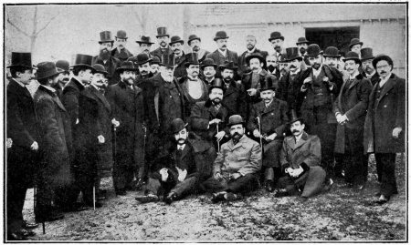 APRÈS LE BANQUET EN L’HONNEUR DE BLASCO Au centre sont assis Pérez Galdós et Blasco Ibáñez. Derrière eux, en chapeaux mous, Benlliure et Sorolla