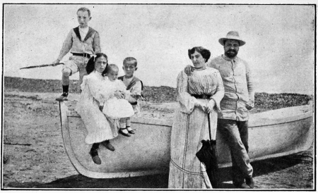 BLASCO AVEC SA FAMILLE SUR LA PLAGE DE MALVARROSA Il avait coutume, chaque matin, de faire une partie de rowing dans le canot qui figure sur cette photographie, publiée par Blanco y Negro, l’hebdomadaire illustré de Madrid