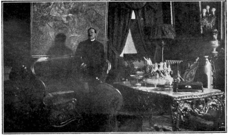 BLASCO IBÁÑEZ DANS SON SALON DE NICE D’après une photographie publiée en 1921 dans un organe anglais de la Côte d’Azur
