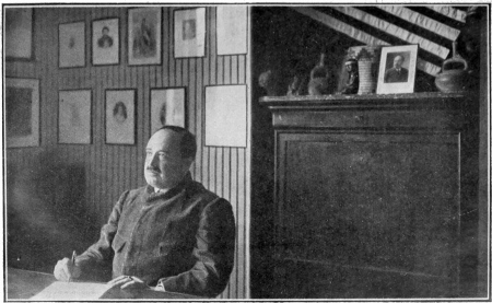 BLASCO DANS SON CABINET DE TRAVAIL A NICE (1921) Au fond, sur un meuble, divers souvenirs indiens rapportés de l’Amérique du Nord, ainsi qu’un drapeau américain, don d’un club de New York