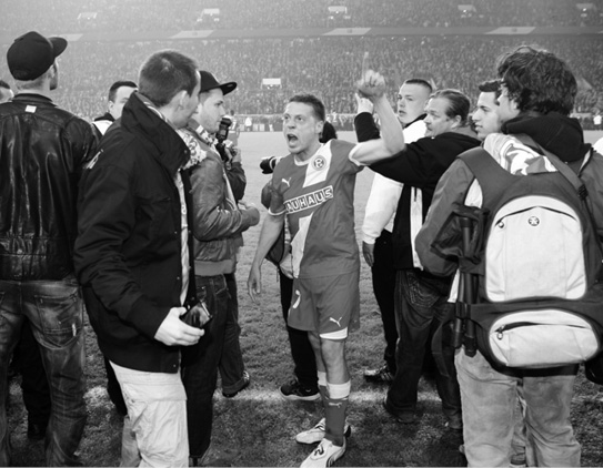 Fußball 1. Bundesliga Relegation Fortuna Düsseldorf - Hertha BSC Berlin am 15.05.2012 in der ESPRIT arena in Düsseldorf Andreas Lambertz ( Düsseldorf ) scheucht wütend Fotografen und Fans vom Platz Foto: Revierfoto | Verwendung weltweit