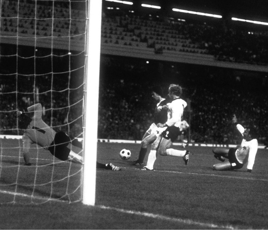 Tor zum 1:0  v.l. Sepp Maier, Torschuetze Juergen Sparwasser DDR, Berti Vogts, Horst-Dieter Hoettges  Fussball WM 1974 DDR - Bundesrepublik Deutschland 1:0