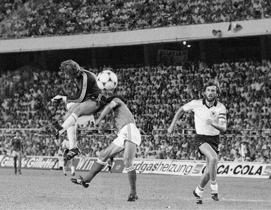 Foul von Toni Schumacher gegen Patrick Battiston Frankreich, Manfred Kaltz Deutschland hinten Fussball WM 82 Halbfinale Deutschland - Frankreich 8:7 n.E.   08.07.1982