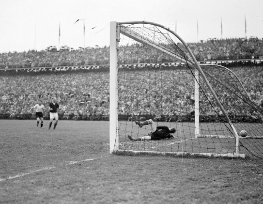 Tor 3:2 durch Helmut Rahn (nicht im Bild) gegen Torwart Gyula Grosics Ungarn Fussball WM 54 Finale Deutschland - Ungarn 3:2  04.07.1954