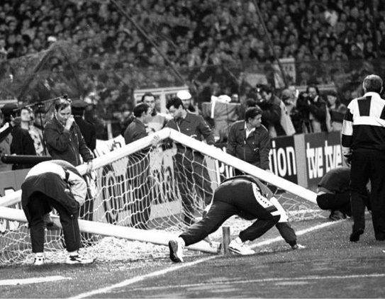 Spielverzoegerung, Torbruch von Madrid im Stadion Santiago Bernabeu Champions League Halbfinale Real Madrid - Borussia Dortmund 2:0 