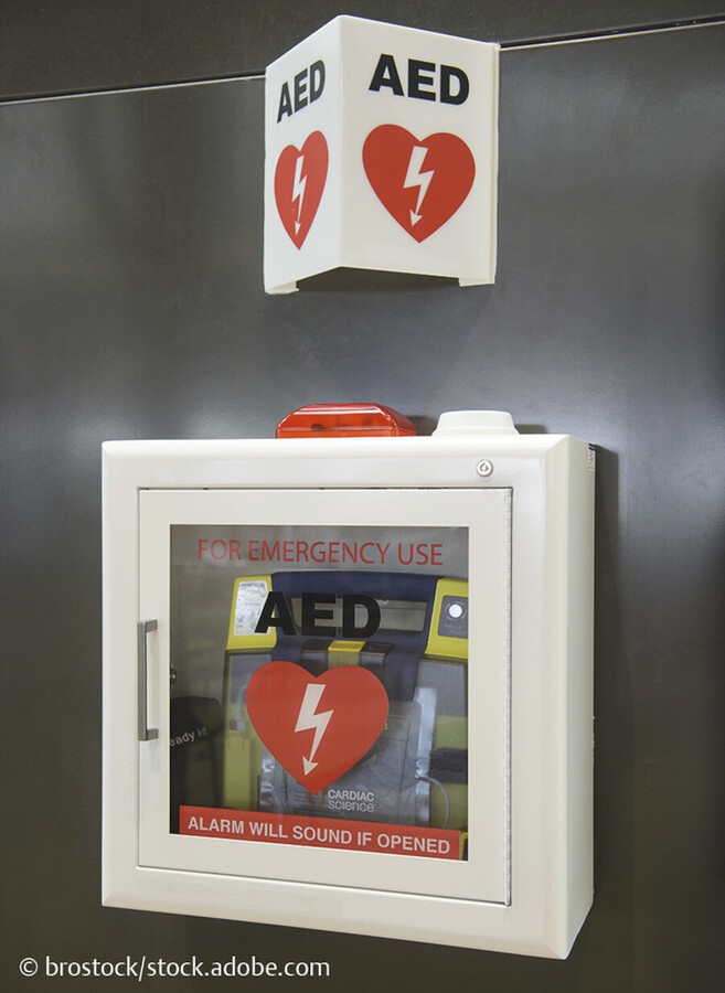 Laien-Defibrillator. Geräte zur automatischen externen Defibrillation (AED) bei Herzstillstand stehen weltweit an gut erreichbaren Plätzen.