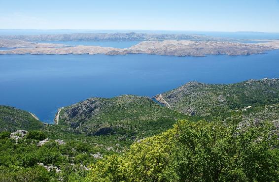 Blick vom Velebit (bei Baške Oštarje) auf die zergliederte Küste und gen Insel Pag und ihre große Pager Bucht