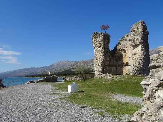 Trutzig ragt die Ruine Večka vor dem imposanten Velebit-Gebirge