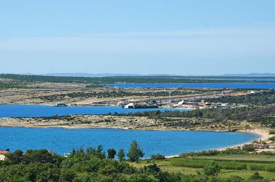 Blick auf den Caska- und Zrće-Strand mit der Wakeboardanlage