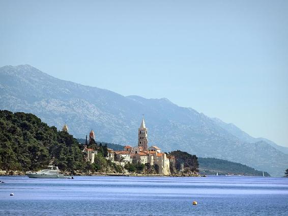 Blick von der Bucht Sv. Eufemija gen Rab und das Velebit-Gebirge