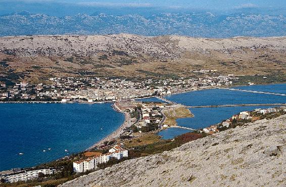 Blick auf Pag an seinen Salinen und das hoch aufragende Velebit-Gebirge 