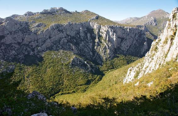 Von der Hochebene folgt der Abstieg hinab in die Velika-Paklenica-Schlucht  