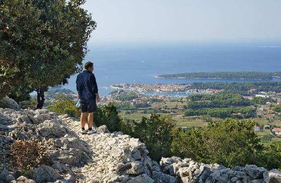 Aufstieg zum Berg Kamenjak – Rab und die Inselwestseite zu Füßen   