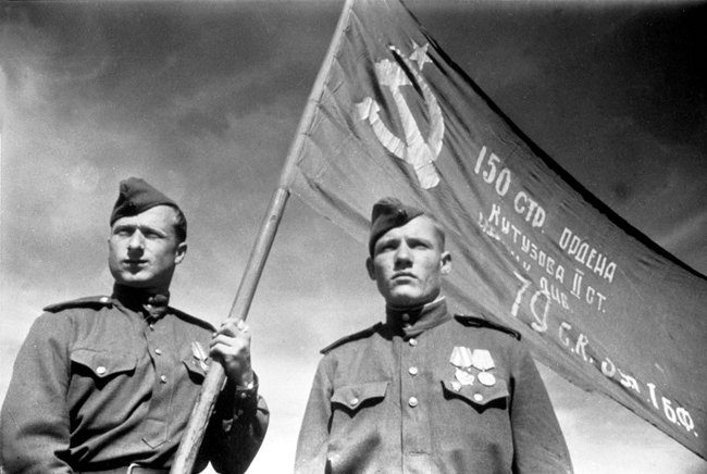 Figure 2.1 Soldiers M. V. Kantariia and M. A. Egorov with the banner of the 150th Order of Kutuzov Rifle Division, which was lifted over the Reichstag in Berlin, 1945. RGAKFD 0-291381 (V. P. Grebnev).