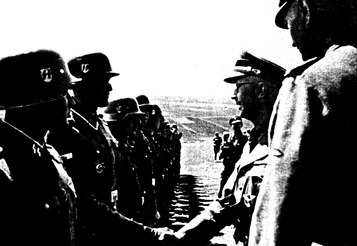 Ein Bild, das Mann, Kleidung, Militäruniform, Person enthält.

Automatisch generierte Beschreibung