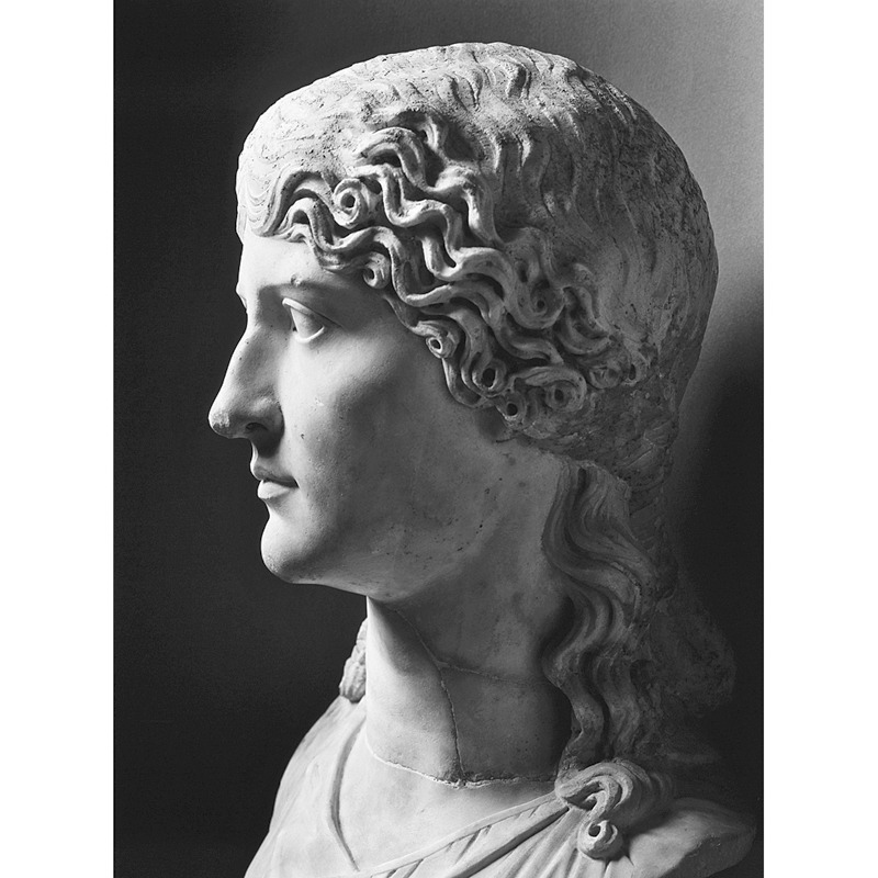 Agrippina minore, nipote e quarta moglie di Claudio, madre di Nerone, protesse Seneca e si adoperò per il suo ritorno a Roma.