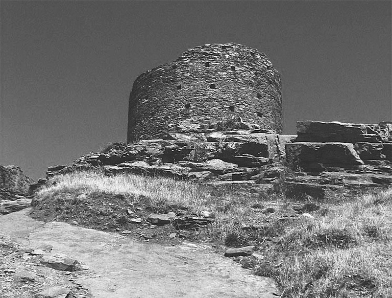 Nei suoi otto anni di esilio in Corsica, Seneca visse in questa torre. Nonostante il quadro a tinte fosche che egli traccia dell’isola, la Corsica aveva un buon clima e ospitava una fiorente comunità romana.