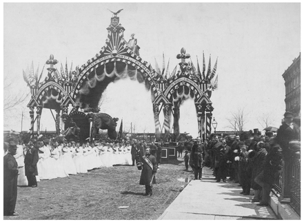 Arch at Twelfth S., Chicago, President Abraham Lincoln’s hearse and young ladies. Lincoln’s funeral train passed through Northern cities, stopping to allow citizens to mourn the loss of their president, as it brought the president’s body to Springfield, Illinois. (Library of Congress)