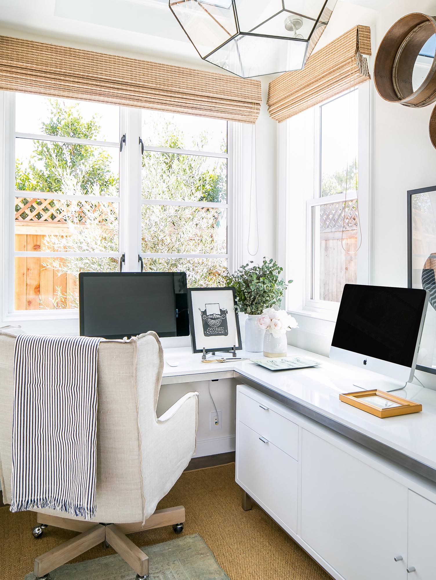 Michelle and Tom, with careers in real estate and finance, make full use of this small work area—efficient and yet understated so as not to detract from the main purpose of their cottage, which is living with family and entertaining friends.