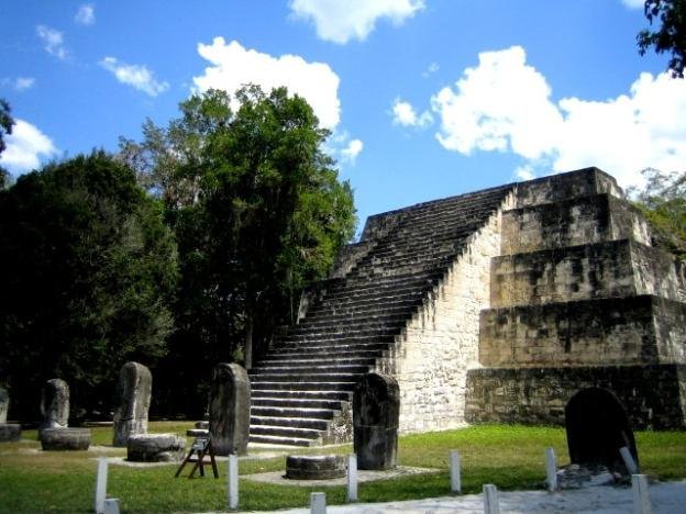 File:Complex Q Tikal.jpg