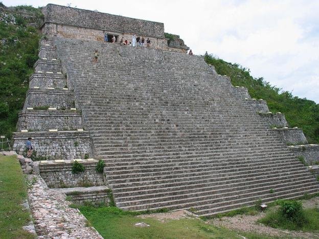 File:La Gran Pyramide.jpg