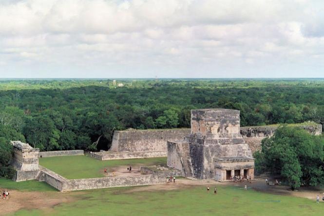 File:Juego de pelota chichen itza.jpg