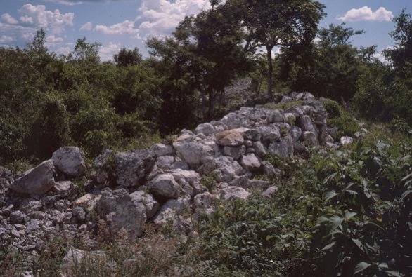 File:Mayapan muralla2.jpg