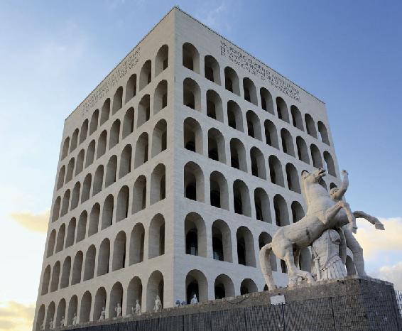 Il “Colosseo quadrato”, questo il soprannome del Palazzo della Civiltà del Lavoro all’EUR di Roma. © Mondadori Portfolio / AGE.