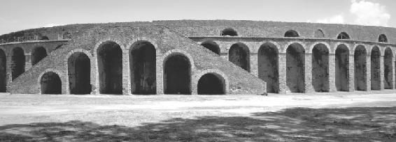 L’anfiteatro romano di Pompei oggi: la caratteristica scalinata esterna è riconoscibile anche nell’affresco che documenta la rissa scoppiata nel 59 d.C. (come documentato anche nell’inserto fotografico). Oltre che uno dei più antichi al mondo, l’anfiteatro di Pompei si è conservato così bene perché nel 79 d.C. fu sepolto dall’eruzione del Vesuvio e fu riportato alla luce solo nel 1749, in seguito a una campagna di scavi voluta dai Borbone. © Mondadori Portfolio / AGE.