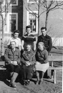 Selvino. From left to right, bottom row: Mottel Griver, Mrs. Rabinovitz (mother of Gittel), Gittel Griver top row: Chaya Rabinovitz, Racehl Pinchasovitch, Misha Griver