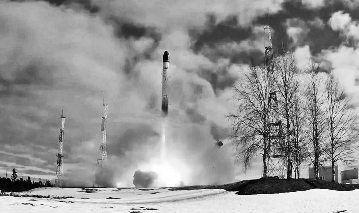 Ein Bild, das Schwarzweiß, draußen, Schnee, Himmel enthält.  Automatisch generierte Beschreibung