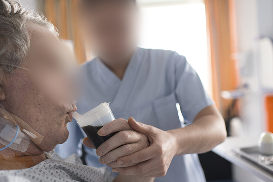 Dem Patienten sollte immer wieder etwas zu trinken angeboten werden.