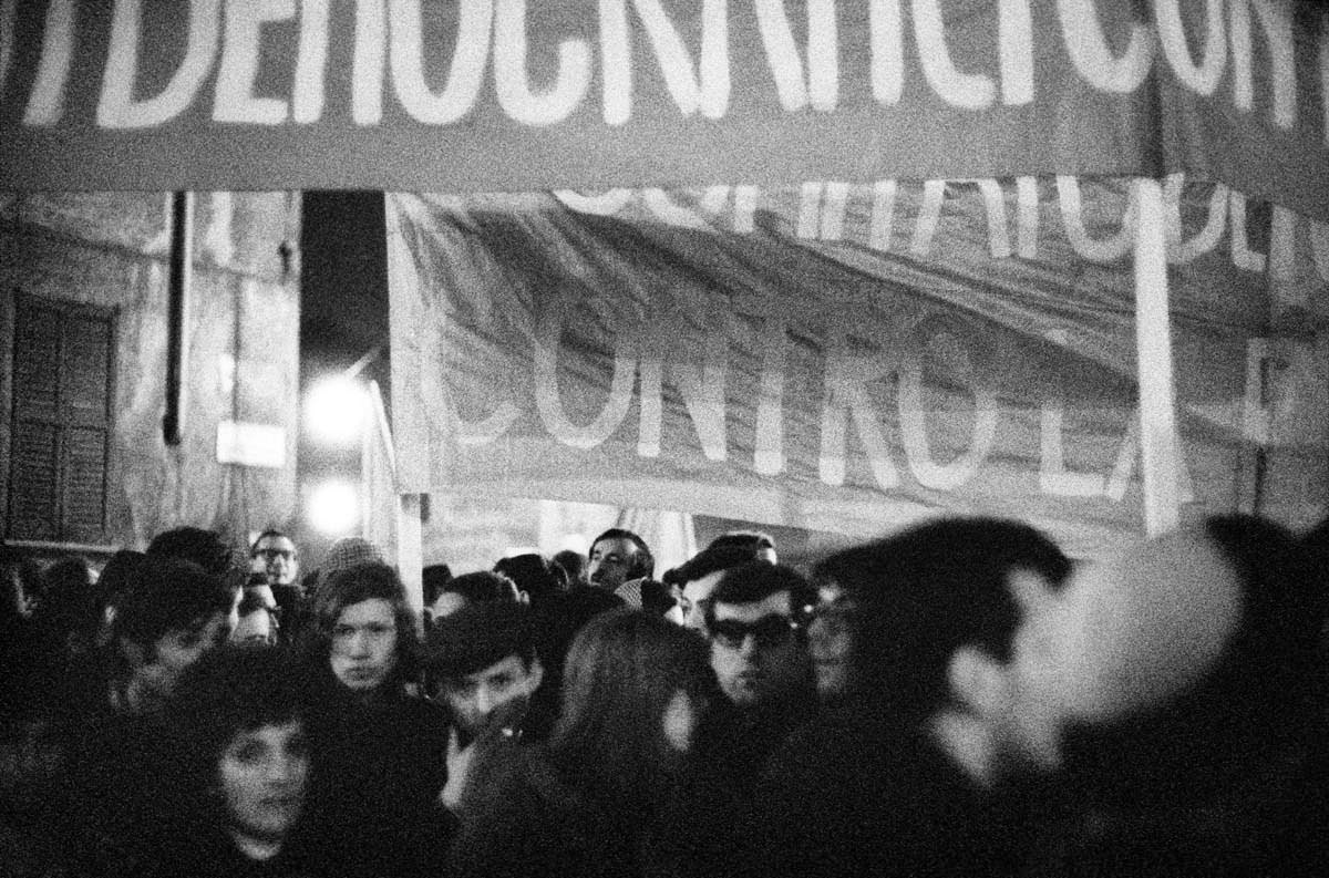 MANIFESTAZIONE DEL MOVIMENTO STUDENTESCO CON LA PARTECIPAZIONE DEL COMITATO DEI GIORNALISTI DEMOCRATICI IN PIAZZA SANTO STEFANO, MILANO, 20 GENNAIO 1970.