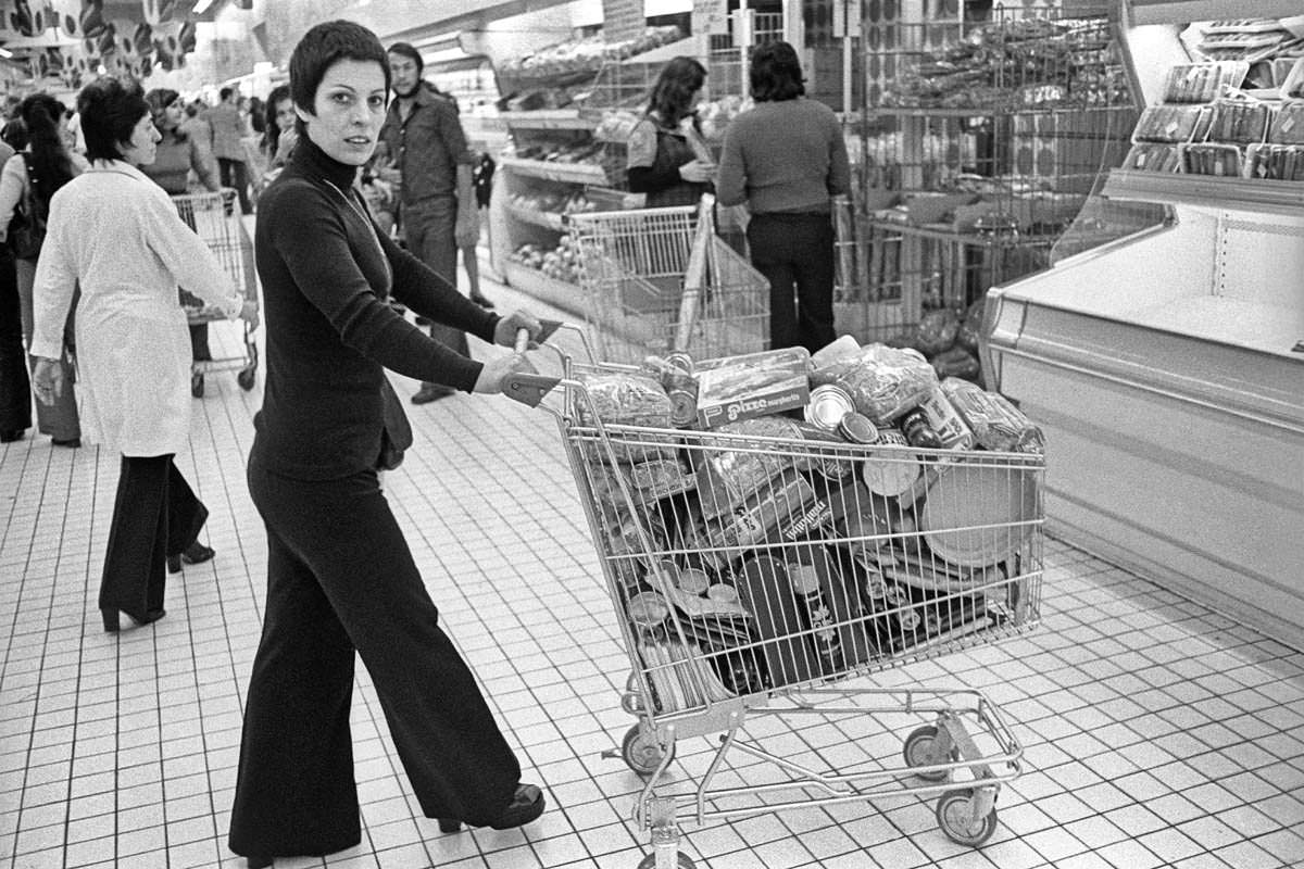 IPERMERCATO A CARUGATE, MILANO, 1974.