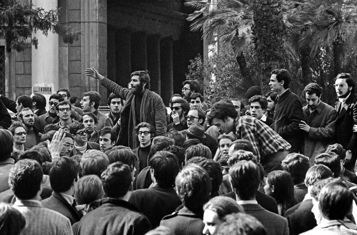 ASSEMBLEA STUDENTESCA DAVANTI ALL’ACCADEMIA DI BELLE ARTI IN VIA RIPETTA, ROMA, MARZO 1968.