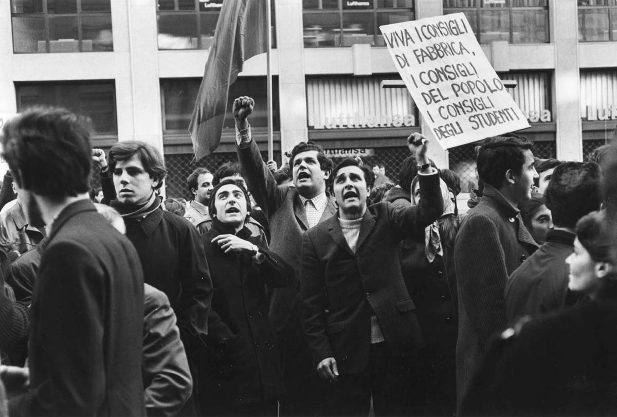 DURANTE GLI SCONTRI FRA POLIZIA E MANIFESTANTI IN VIA LARGA NEL CORSO DEI QUALI MORÌ L’AGENTE DI POLIZIA ANTONIO ANNARUMMA, MILANO, 19 NOVEMBRE 1969.